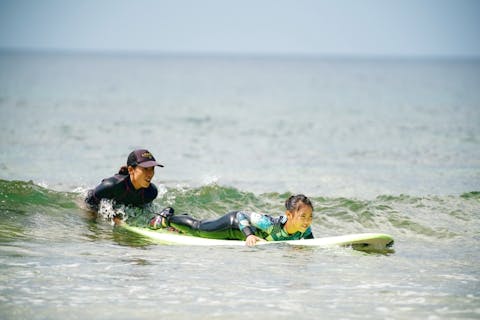 【サーフィン体験・沖縄・北谷町】完全プライベートレッスンで1人でも安心！地元の常連さんからもお墨付きの丁寧な指導で初めての波乗り体験！