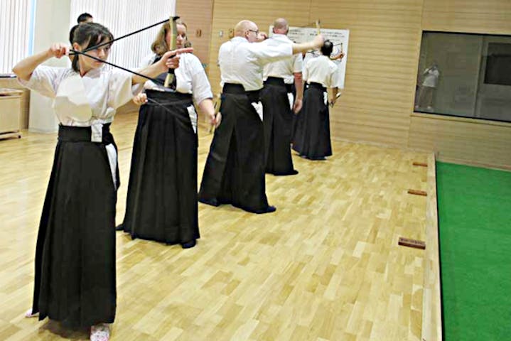 東京 弓道 少人数制 本物の弓道着を着て美しく矢を放つ弓道体験 アソビュー