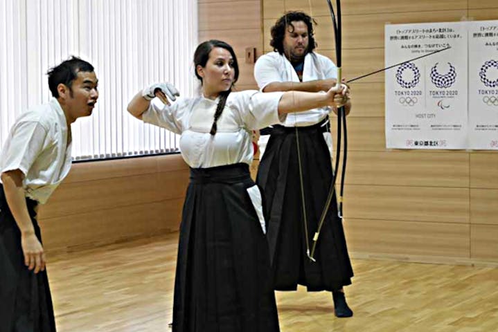 東京 弓道 少人数制 本物の弓道着を着て美しく矢を放つ弓道体験 アソビュー