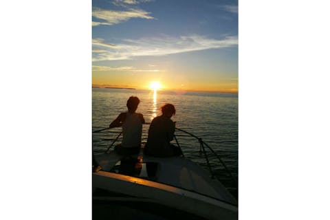 【鹿児島・与論島・クルーズ】ドラマチックな夕日にうっとり！ロマンチックに浸れるサンセットクルーズ