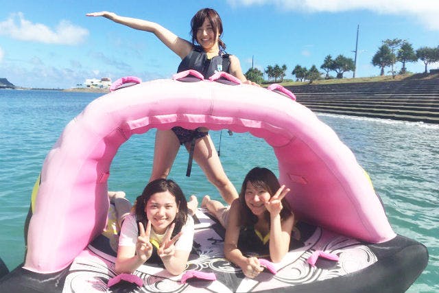 【沖縄・うるま・チュービング】沖縄の海と空を満喫！マリンチューブ5種類＆パラセーリングセット