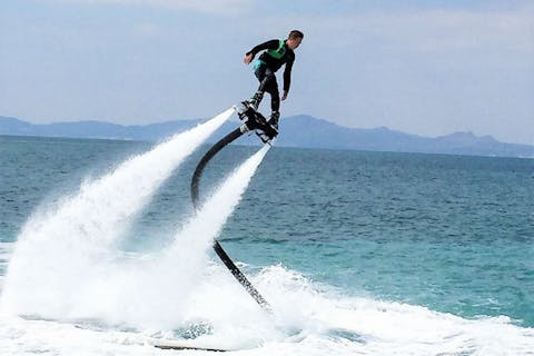 沖縄でフライボードを体験 水圧で空を飛ぼう アソビュー