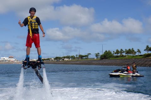 沖縄でフライボードを体験 水圧で空を飛ぼう アソビュー