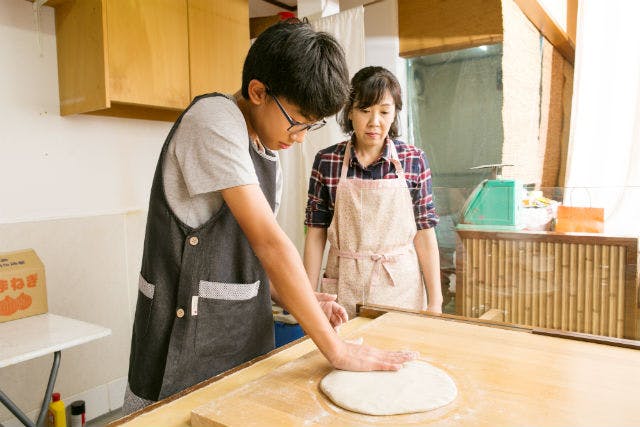 京都 嵐山 そば打ち 観光地の近くでアクセス便利 本格蕎麦打ち体験 アソビュー