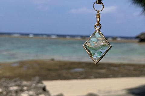【沖縄・恩納村・手作りアクセサリー】おしゃれ×海をきれいに海洋プラスチックでアクセサリー作り☆レジンアクセ☆ビーチクリーン☆１組貸切☆