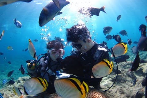 【沖縄・青の洞窟・体験ダイビング（ボート）】追加費用一切無し＆完全貸切！超高画質動画＆枚数無制限でプレゼント。清潔な一流メーカー器材、選べるマスクカラーで青の洞窟体験ダイビング！