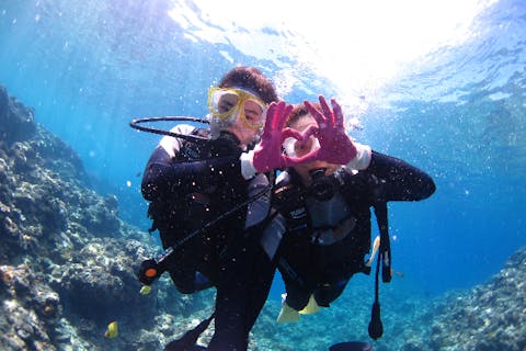 【沖縄・水納島・瀬底島・体験ダイビング】1グループガイド貸切！ 混雑の無いポイントへゆっくり2ダイブ！透明度抜群！サンゴ、白い砂地に癒されながら半日体験ダイビング