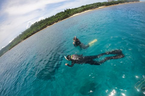 【沖縄・水納島・瀬底島・シュノーケリング】＜手ぶらで集合・1組ガイド貸切ボートシュノーケル！のんびり透明度抜群！サンゴ、白い砂地に癒されながら混雑の無いポイントへ＞