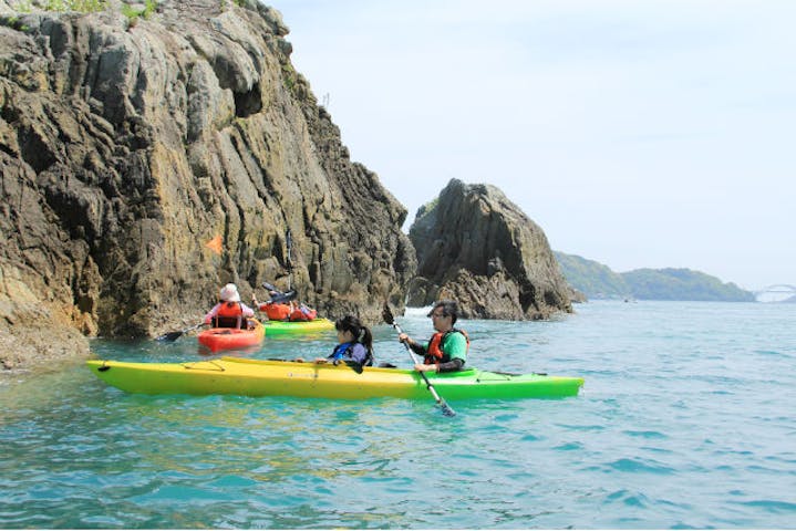 和歌山 串本 シーカヤック 夏季限定で弁天島シュノーケルも楽しめる 橋杭岩一周シーカヤックガイドツアー アソビュー