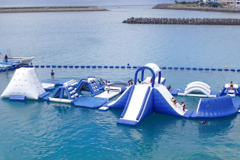 沖縄 北谷 マリンスポーツその他 年中開催 海上アスレチック 1番人気の海上アスレチック 6歳 Ok アソビュー