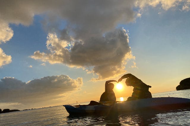 【沖縄・中部・サンセットカヤック】＼ネット割♪／マングローブ観察とサンセットがダブルでお得！カップル、女子グループに大人気！ツアー画像プレゼント！比謝川サンセットカヤック