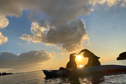 【沖縄・中部・サンセットカヤック】＼ネット割♪／マングローブ観察とサンセットがダブルでお得！カップル、女子グループに大人気！ツアー画像プレゼント！比謝川サンセットカヤック