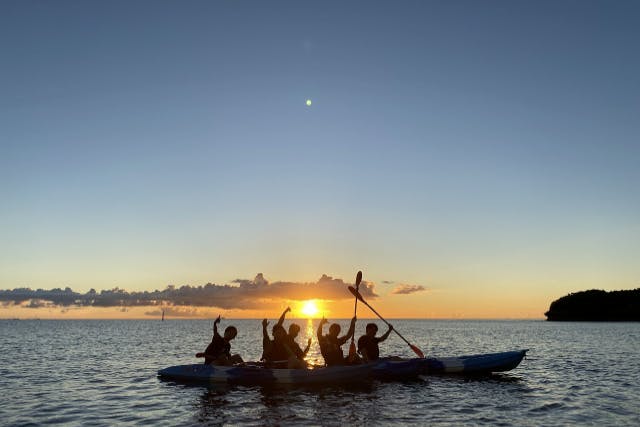 【沖縄・中部・サンセットカヤック】４名以上でお得＼グループ割♪／マングローブ観察とサンセットがダブルでお得！カップル、女子旅に大人気！ツアー画像プレゼント！比謝川サンセットカヤック