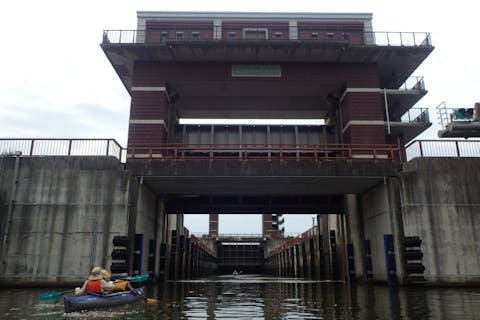 【東京　カヤック】東京閘門体験カヤックツアー　♪パナマ運河のような水のエレベーターも体験しよう！　