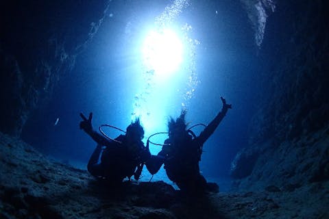 【沖縄・青の洞窟・体験ダイビング】沖縄の人気スポットで体験ダイビング（Eプラン）