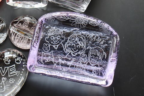 【東京・浅草・ガラス細工】ガラスのフォトフレーム作り　誕生日・結婚・出産祝いなどの記念品やギフトに！好きな文字や模様を彫れます
