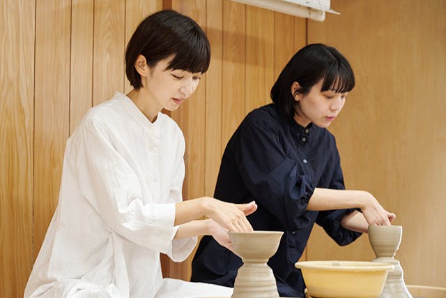 【京都市・東山区・陶芸体験】集中して取り組む。京都の中心で電動ろくろ体験