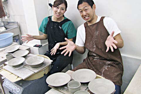 【東京・港区・電動ろくろ】カップルで陶芸体験！焼き代プレゼント♪（1人1作品湯のみサイズ）