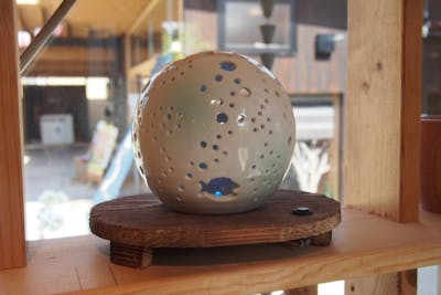 宮城 富谷市・陶芸体験】自由に装飾、穴開け、色付けできる！ランプ