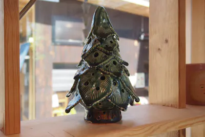 宮城 富谷市・陶芸体験】自由に装飾、穴開け、色付けできる！ランプ