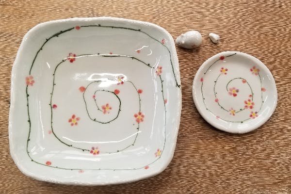 愛媛・砥部・手びねり体験】絵付けも体験できます。小さなお子様からOK