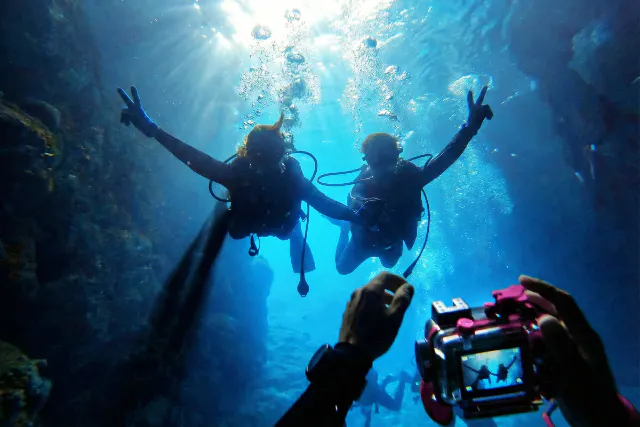【沖縄県恩納村】ボートで行く青の洞窟体験ダイビング&シーウォークセット！Gopro無料レンタル付、豪華7大無料特典付