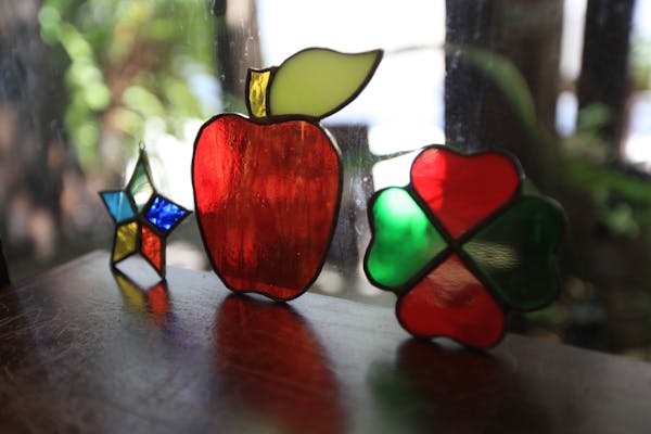 大阪梅田・ガラス細工・ステンドグラス】光と色ガラスが生み出すアート