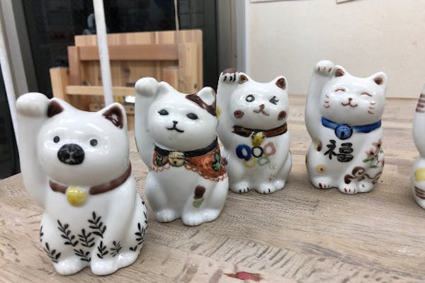 blue-rose様九谷焼作家さんもの瞳が神秘的でまつ毛、体の模様が美しい招き猫 神楽月 11.01 あっという間に 今年も残すところ2ヶ月 秋も深まり