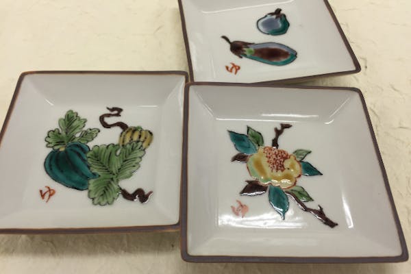 東京・中目黒・絵付け】石川県の伝統的な九谷上絵を体験しよう