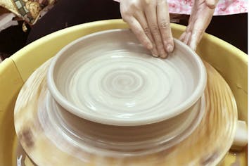 大阪・天王寺・陶芸体験】人気の2作品を電動ろくろで制作できる