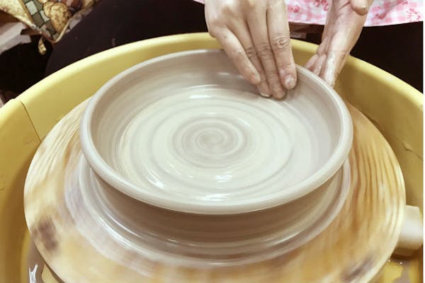 大阪・天王寺・陶芸体験】人気の2作品を電動ろくろで制作できる