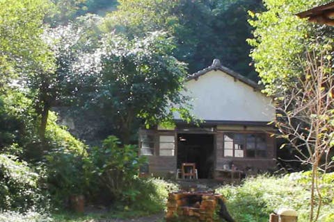 【北鎌倉・陶芸】庭の葉を押しつけて柄に！普段使いのうつわ作り体験