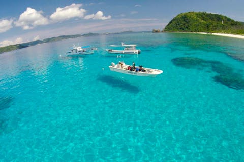 【沖縄・体験ダイビング】座間味の海を満喫しよう！ボートエントリーで魚たちの都へ！（記念撮影あり）