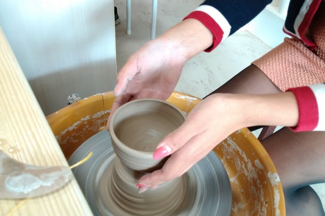 【愛知・名古屋・電動ろくろ】1日で成形＋模様描き＋色塗りを体験！茶碗・湯呑など1点