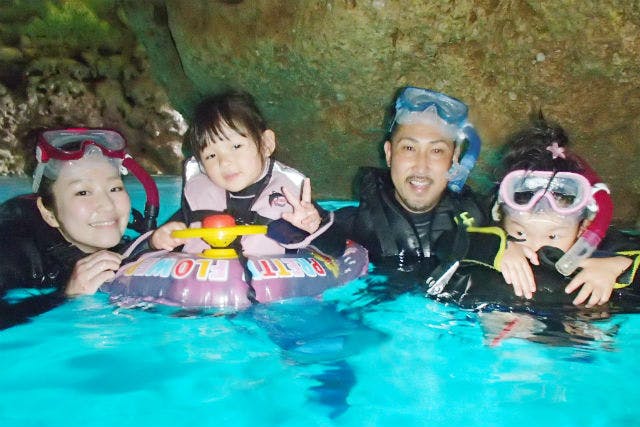 沖縄 青の洞窟 シュノーケリング 1歳 5歳 60歳以上の方もご参加ok ぷかぷかシュノーケリング 水中写真 餌付け無料サービス アソビュー