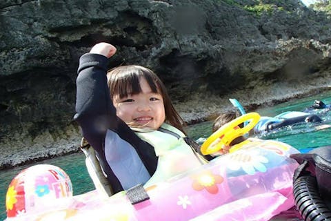 【沖縄・青の洞窟・シュノーケリング】ボートで安心快適1歳～60歳以上の方もご参加OK！ぷかぷかシュノーケリング★水中写真＆餌付け無料サービス！