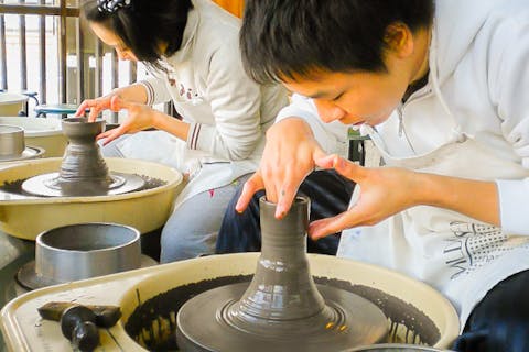 【滋賀・信楽・電動ろくろ】一度はやってみたい！本物の陶芸家気分を楽しめる電動ろくろで理想の器を作っちゃおう！（60分）