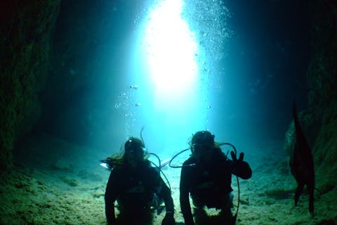 【沖縄県恩納村・体験ダイビング】10歳から楽しめる！青の洞窟体験ダイビング