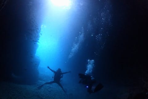 【沖縄・西海岸・体験ダイビング】人気スポット青の洞窟！より輝く午前中に潜るプラン！