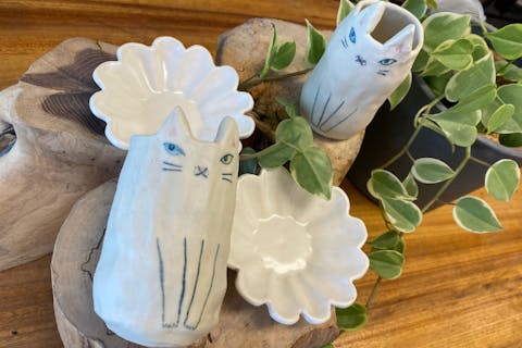 【絵付けもOK、手びねりコース.100分】器が2個作れます！（お子さまでもかわいいお皿が簡単に作れる） ※座席の都合上見学は出来ません(5歳以下の未就学児は除く)、ご来店いただく人数分ご予約下さい