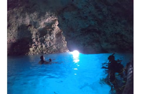 【沖縄・那覇・体験ダイビング】＜那覇発＞往復送迎付き！青の洞窟ボート体験ダイビング