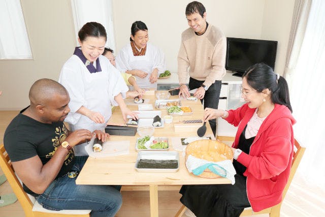 【神奈川県鎌倉・料理教室】日本の家庭の食文化を体験！太巻き弁当作りと海の近くのスーパーツアー