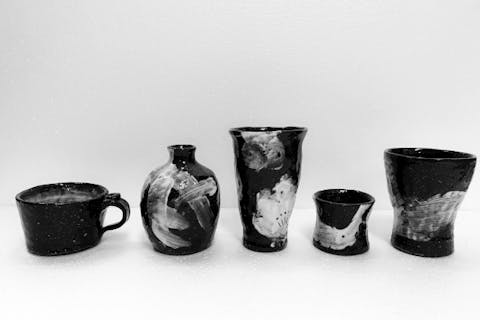 【静岡・熱海・陶芸体験】貴重な黒御影土でつくる絵付けまでできる本格てびねりコース！