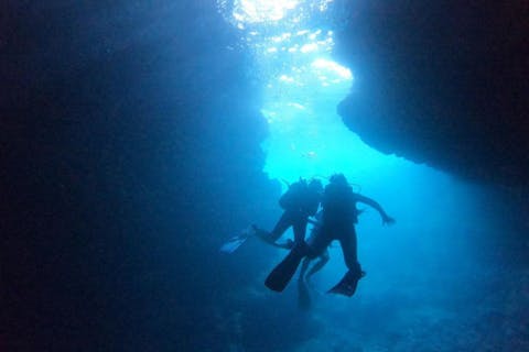 【沖縄・青の洞窟・ファンダイビング・２ダイブ 】フォトジェニックな写真＆動画プレゼント！真栄田岬ビーチエントリー！！写真、動画撮影付き
