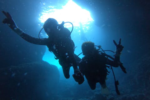 沖縄 青の洞窟 体験ダイビング 高画質な写真 動画無料 早朝便 ビーチエントリーで神秘の世界を堪能 魚のえさ付き アソビュー
