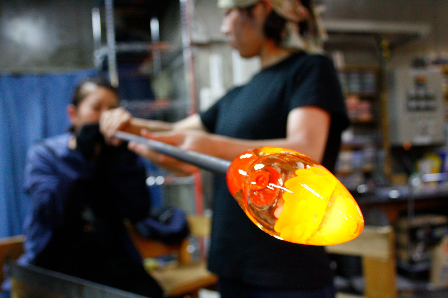 【北海道・小樽・ガラス細工】好きな色を選べます！職人のサポートで吹きガラスに挑戦