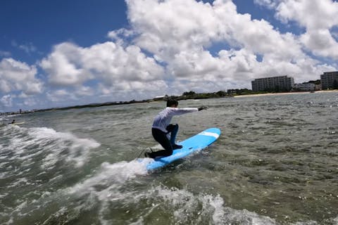 【沖縄・糸満】プロサーファーが楽し～く教えます！100％立てる未経験者向け体験サーフィン※写真付き