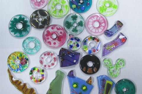 【山梨・ガラス細工】溶け合うガラスの美しさ！フュージングでジュエリーを作ろう