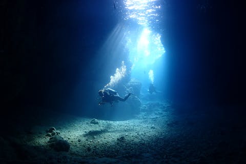 【沖縄・青の洞窟・体験ダイビング】当日予約OK！有名な青の洞窟で体験ダイビング（学割料金あり）