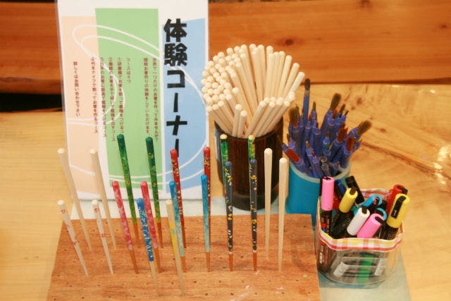 【京都・嵐山・箸作り体験】感性の赴くままに！白木の箸に絵付け体験